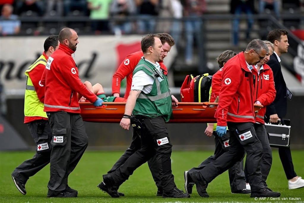 NEC-speler Proper na botsing in ziekenhuis voor onderzoek 