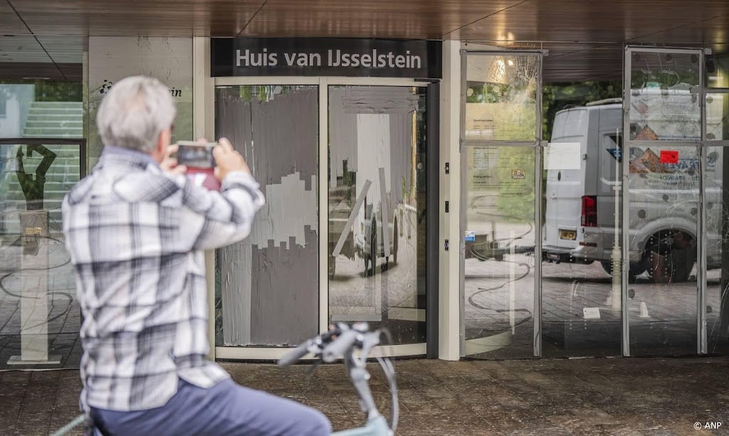 Vernielingen bij gemeentehuis en theater in IJsselstein
