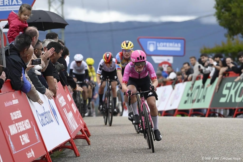 Wielrenster Rüegg wint openingsetappe Vuelta Femenina, Vos valt