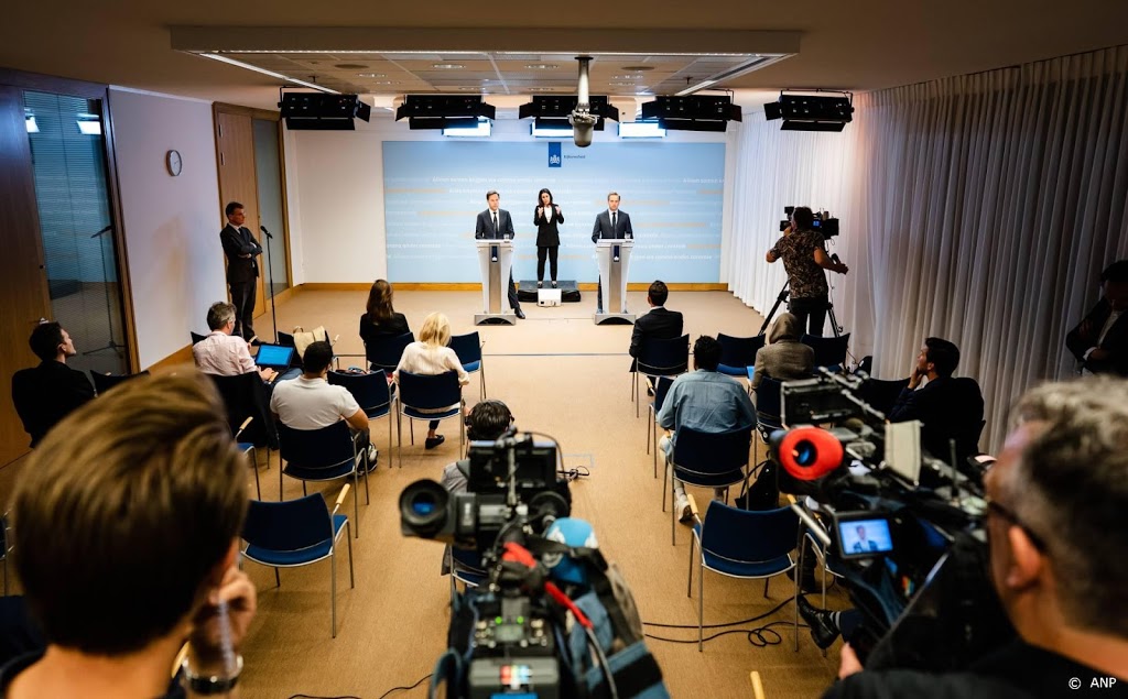Minister De Jonge: in voortgezet onderwijs 'iets voorzichtiger'