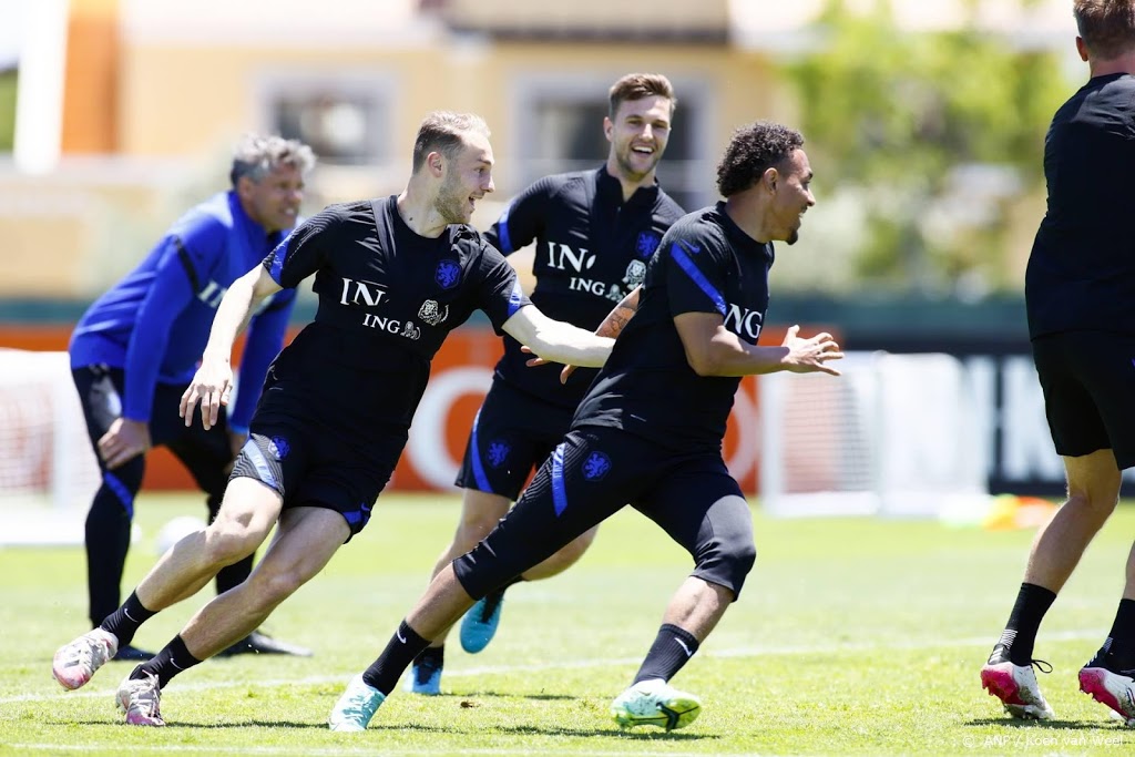 Oranje traint vooral met de reserves in Portugal