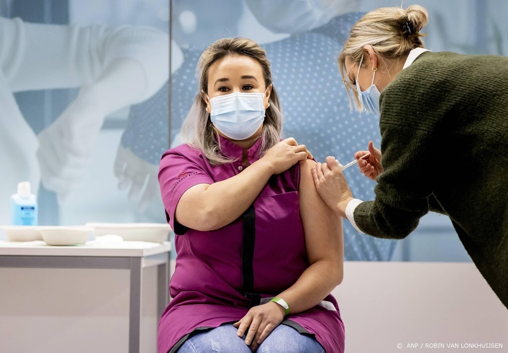 Leids museum toont injectiespuit eerste coronavaccinatie