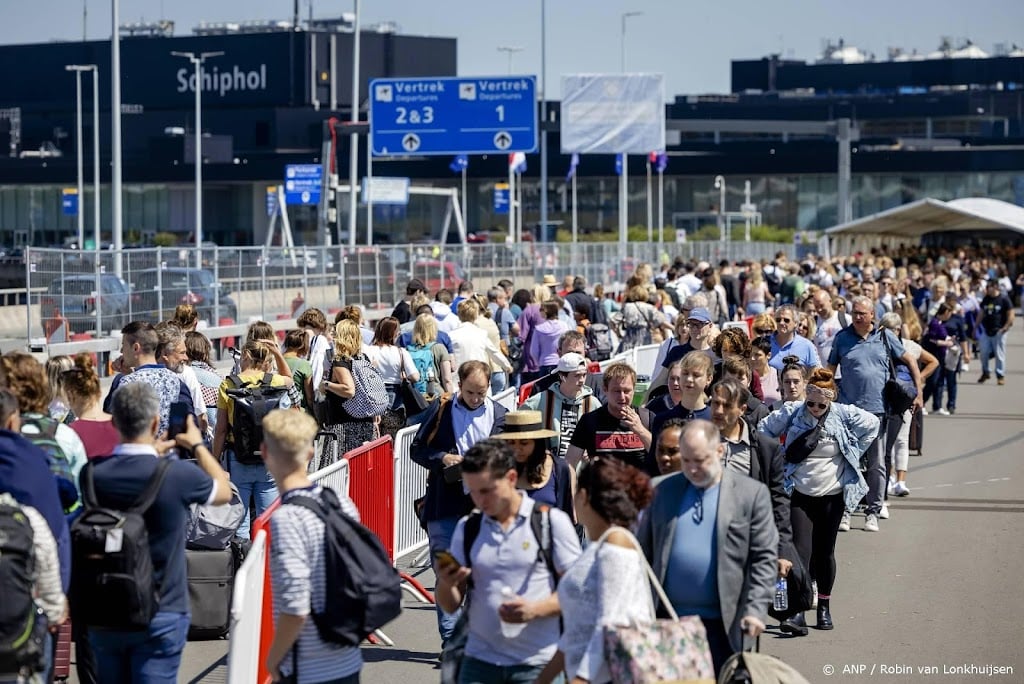 Schiphol: maatregel met wachten voor vertrekhal positief verlopen