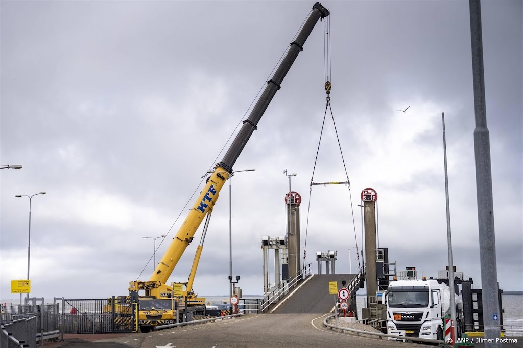 Kraan blijft dit weekend defecte autobrug Holwert bedienen