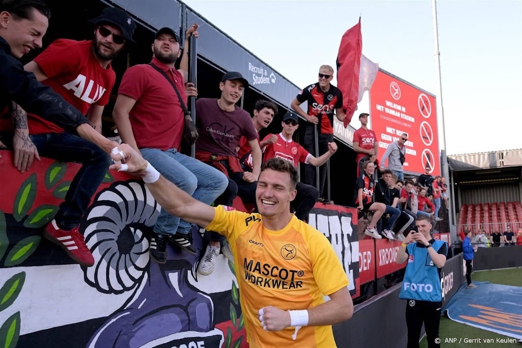 Doelman Bakker stopt drie strafschoppen, Almere City naar finale 