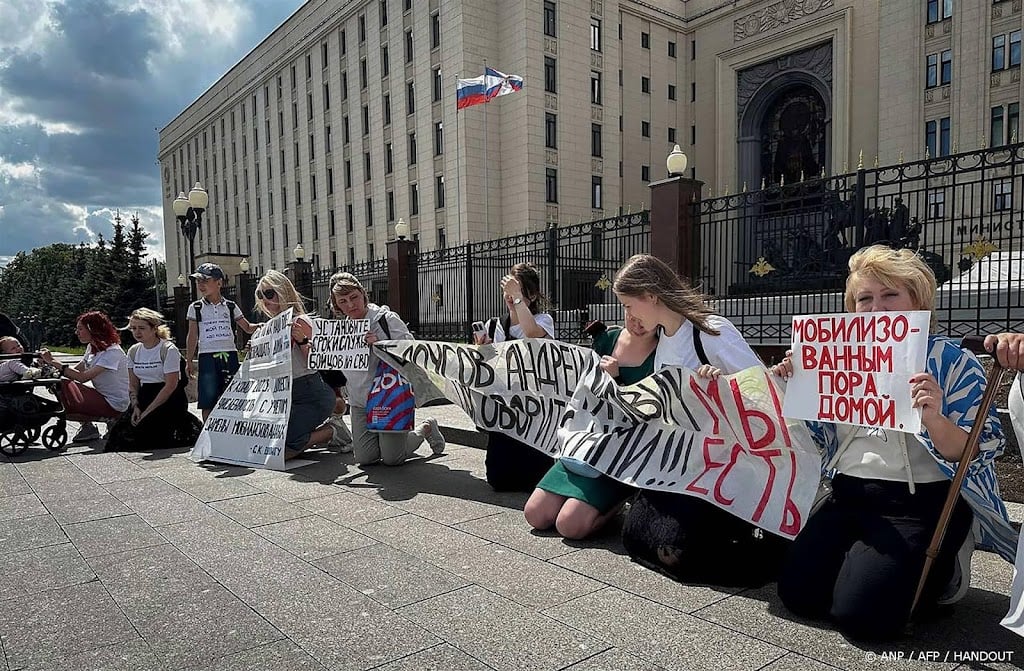 Russische vrouwen demonstreren bij ministerie van Defensie