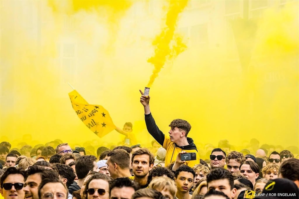 Voetballers NAC na promotie gehuldigd op Grote Markt in Breda