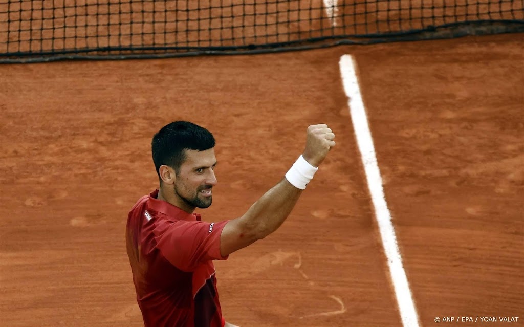 Djokovic knokt zich terug en bereikt kwartfinales Roland Garros