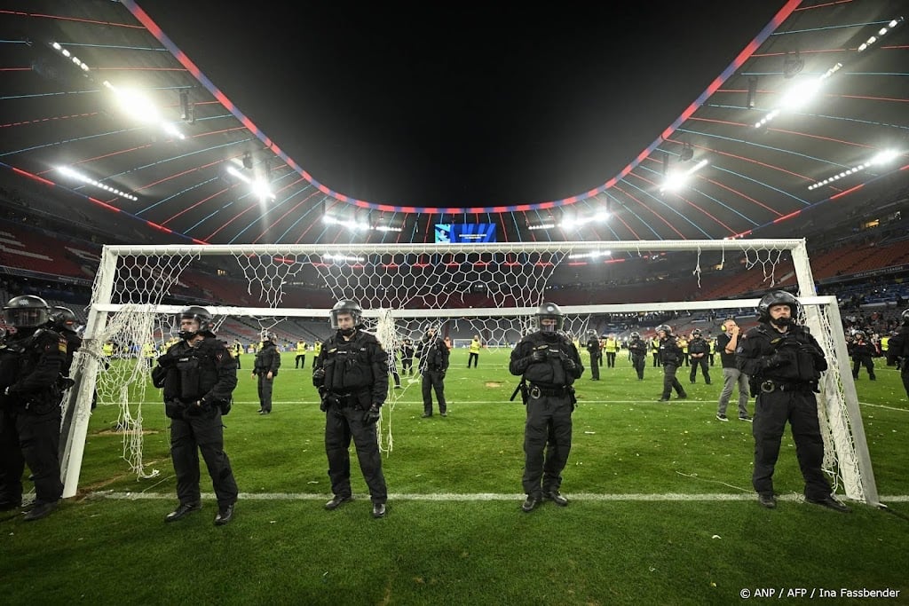 Grasmat in Allianz Arena deels vervangen na schade door fans PSG