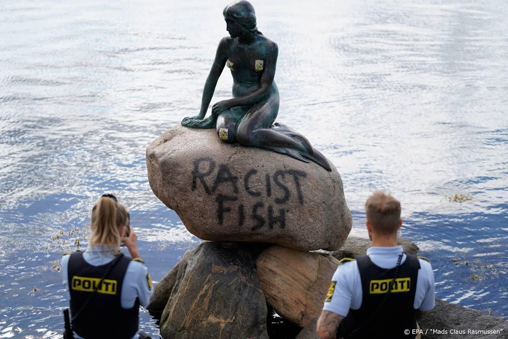 Sokkel van beeld Kleine Zeemeermin in Kopenhagen met tekst beklad