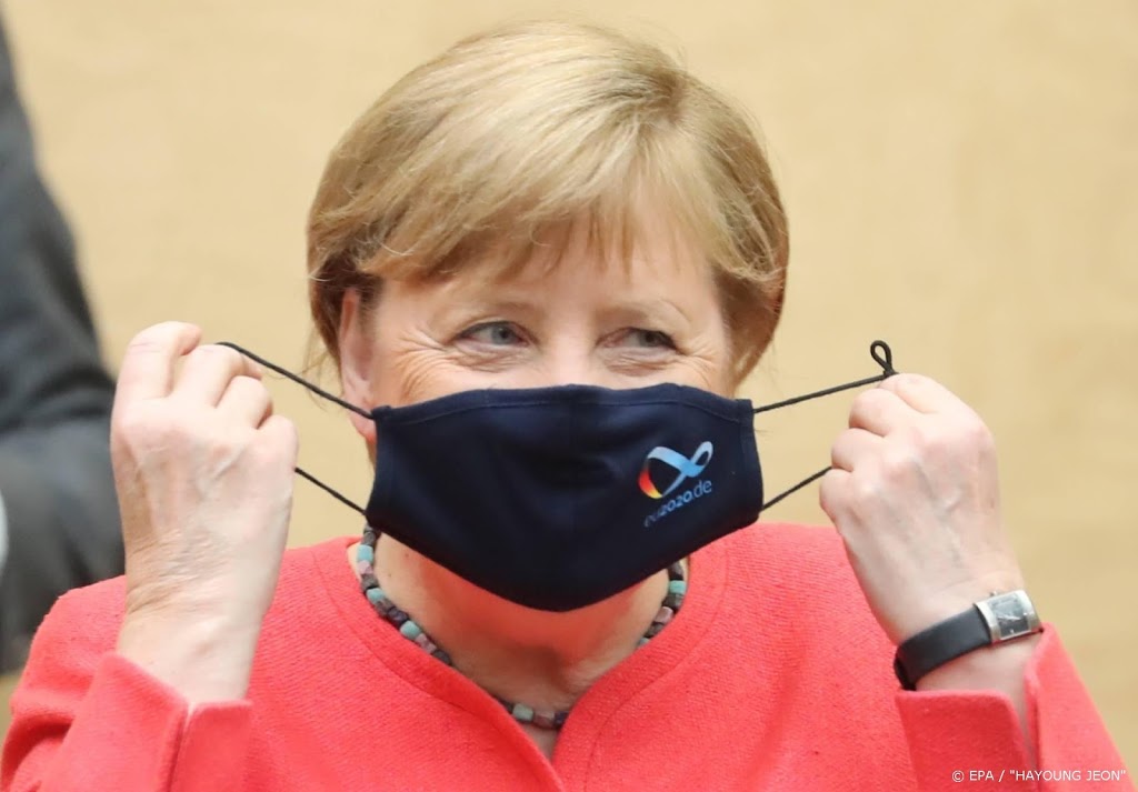 Merkel voor het eerst met mondkapje op officiële foto