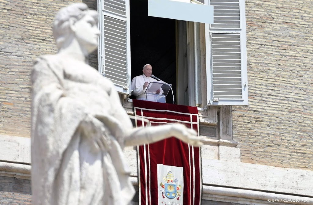 Kardinaal en negen anderen berecht in Vaticaan om schandalen
