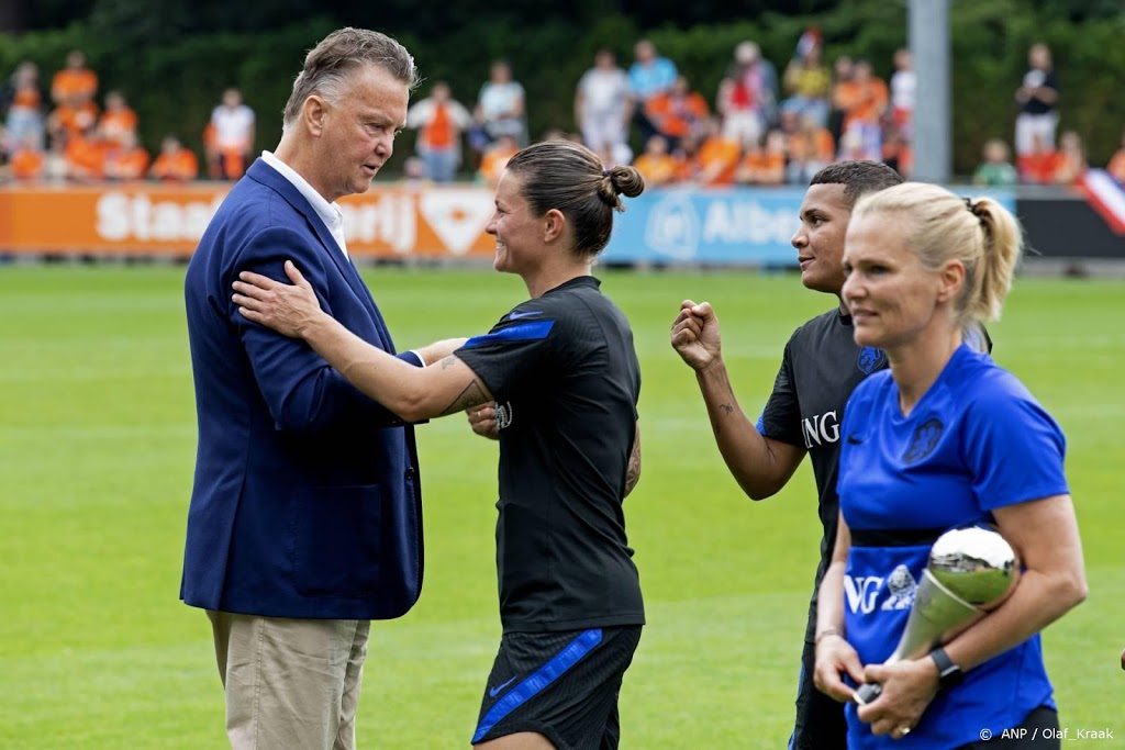 Van Gaal haalt in speech voor voetbalsters uit naar EK-spelers