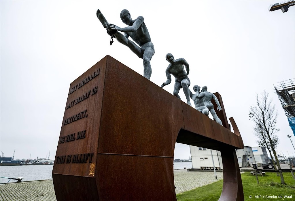 Slavernijmonument Rotterdam beklad met graffiti