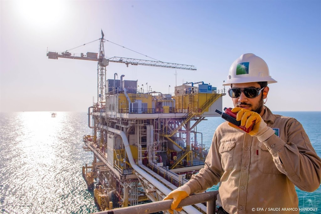 Саудовская Аравия и Россия продлили сокращение добычи нефти