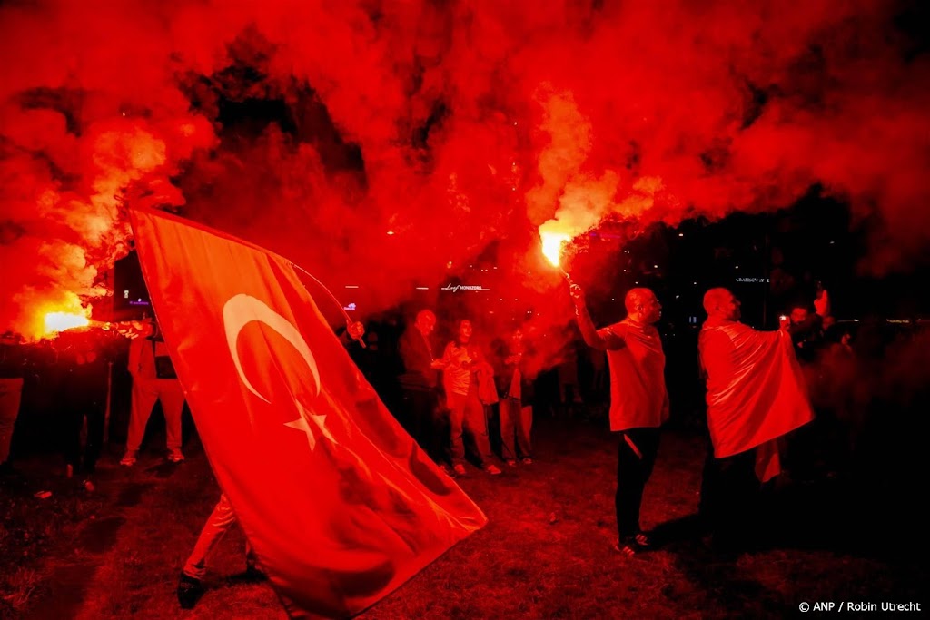 Feestvierende Turkije-fans door het hele land de straat op