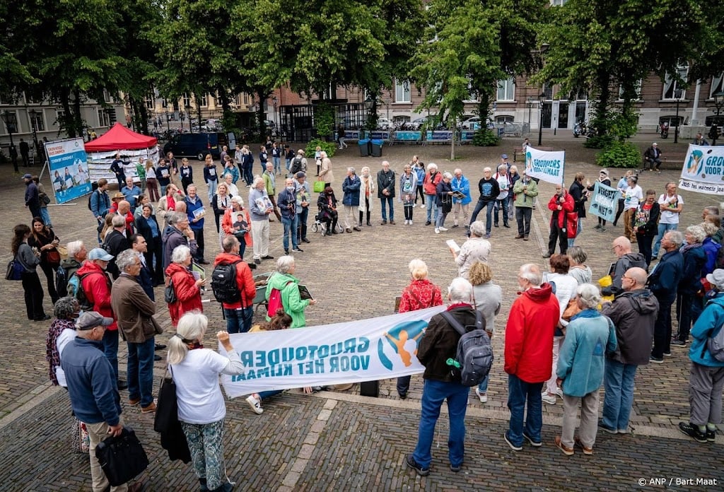 Klimaatsenioren verliezen hoop in Shell en nemen cadeau terug