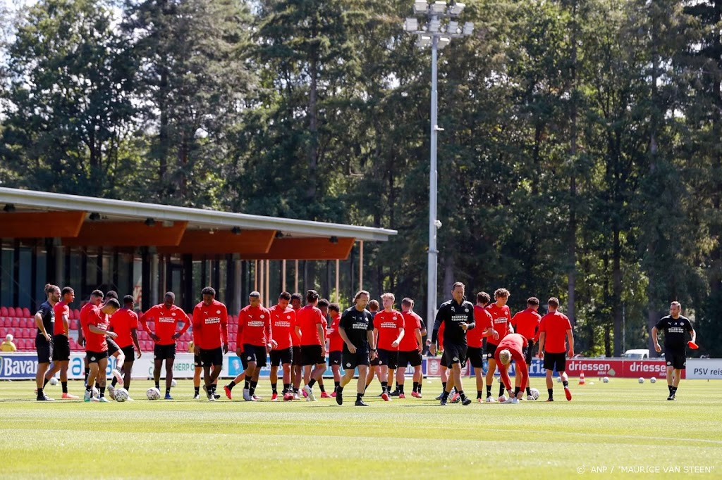 PSV met twee debutanten op trainingskamp