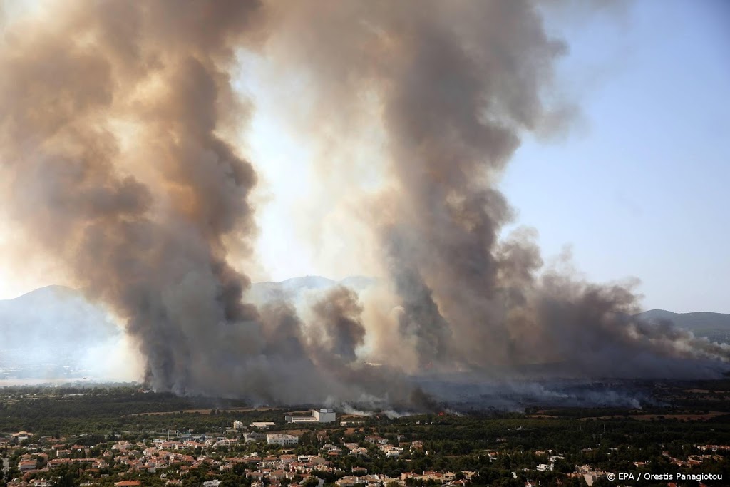 Duizenden op de vlucht voor brand die oprukt naar Athene