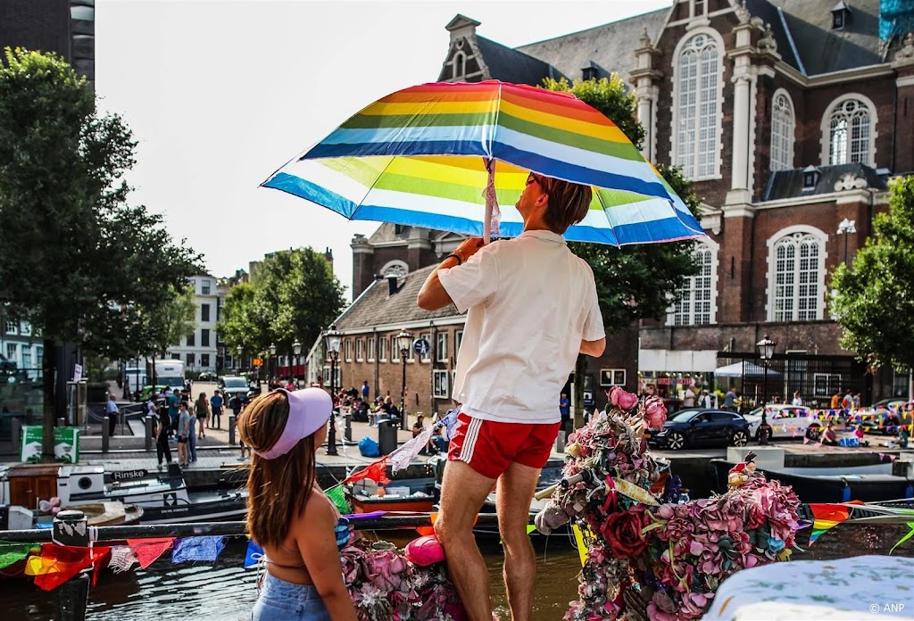 Amsterdam stroomt vol voor Canal Parade