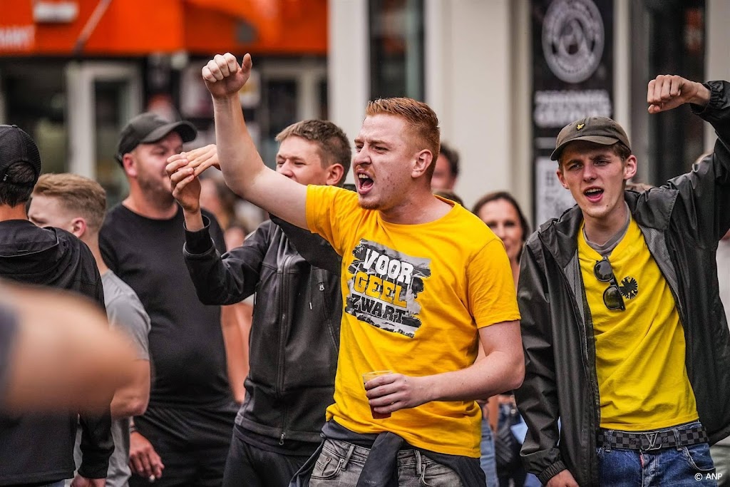 Fans Vitesse vieren feest op de Korenmarkt in centrum Arnhem