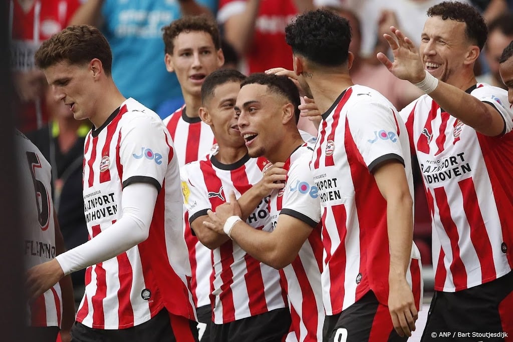 PSV verzekert zich met late zege voor 15e keer van JC-schaal