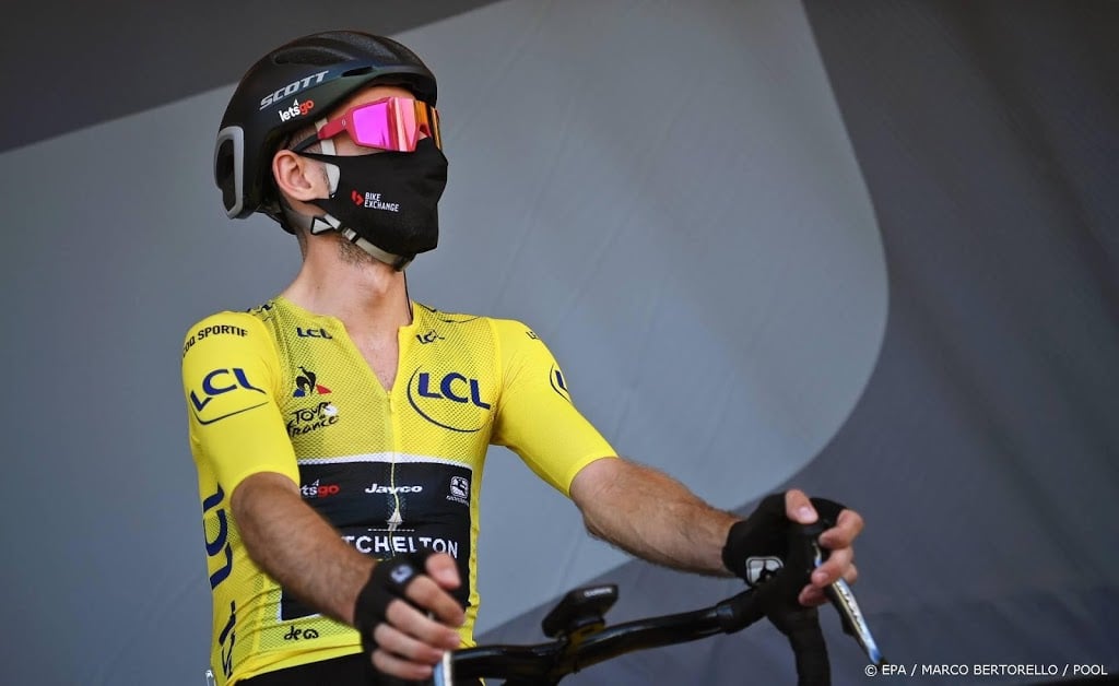 Tourpeloton op weg naar Centraal-Massief