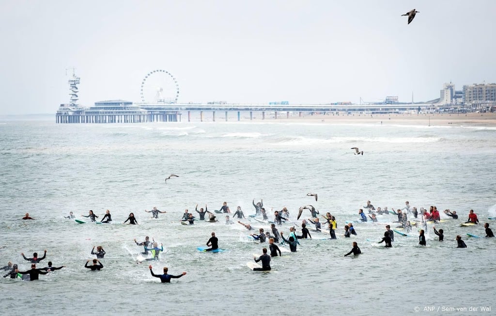 Omgekomen surfers herdacht bij Scheveningen