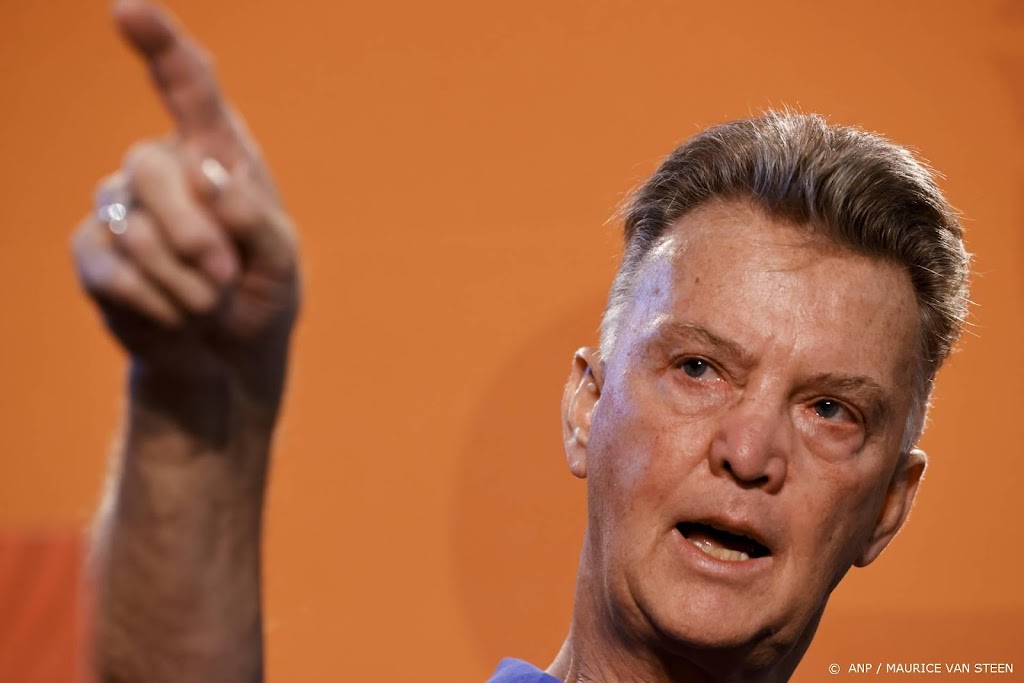 Van Gaal traint met Oranje 'droog' op spelhervattingen