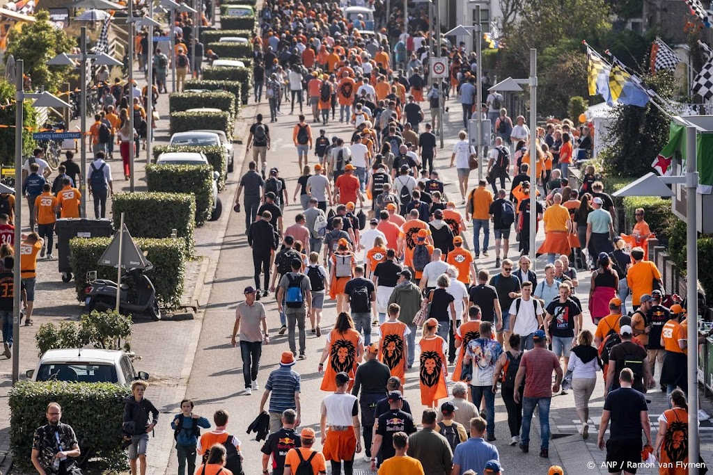 Ook bij verlaten van Zandvoort staan mensen dicht op elkaar