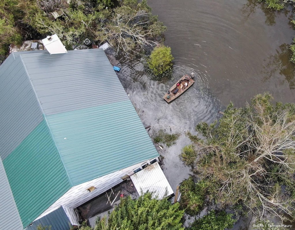 Biden neemt orkaanschade op in Louisiana, belooft hulp