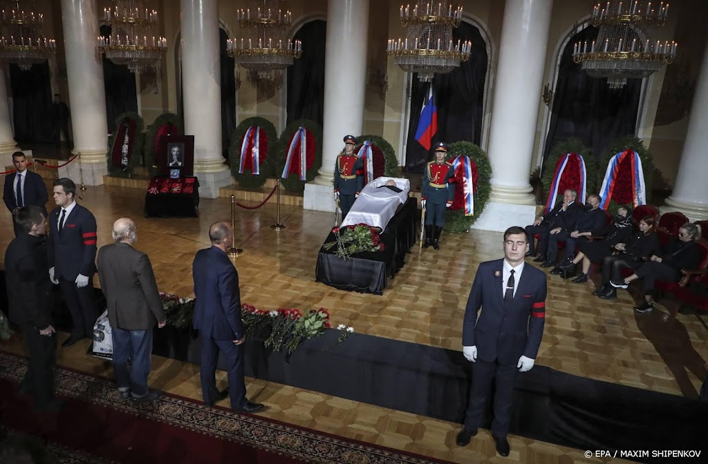 Duizenden Russen bewijzen Gorbatsjov laatste eer in Moskou