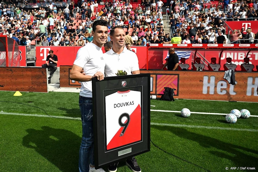 Deel supporters FC Utrecht zingt om vertrek directeur Zuidam