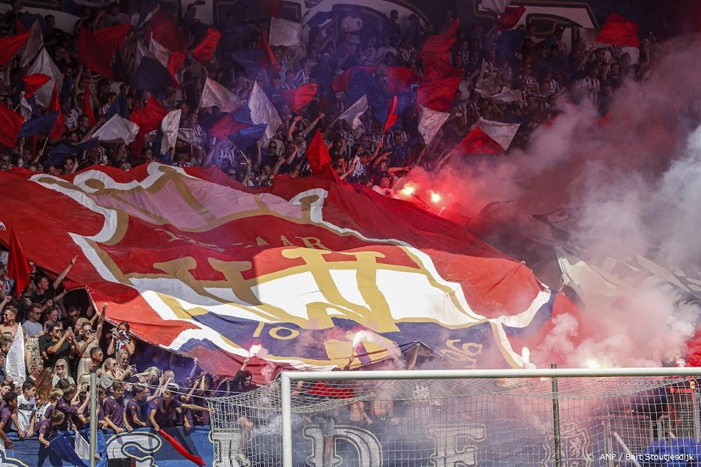 Duel Willem II - NAC gestaakt na twee keer voorwerpen op het veld