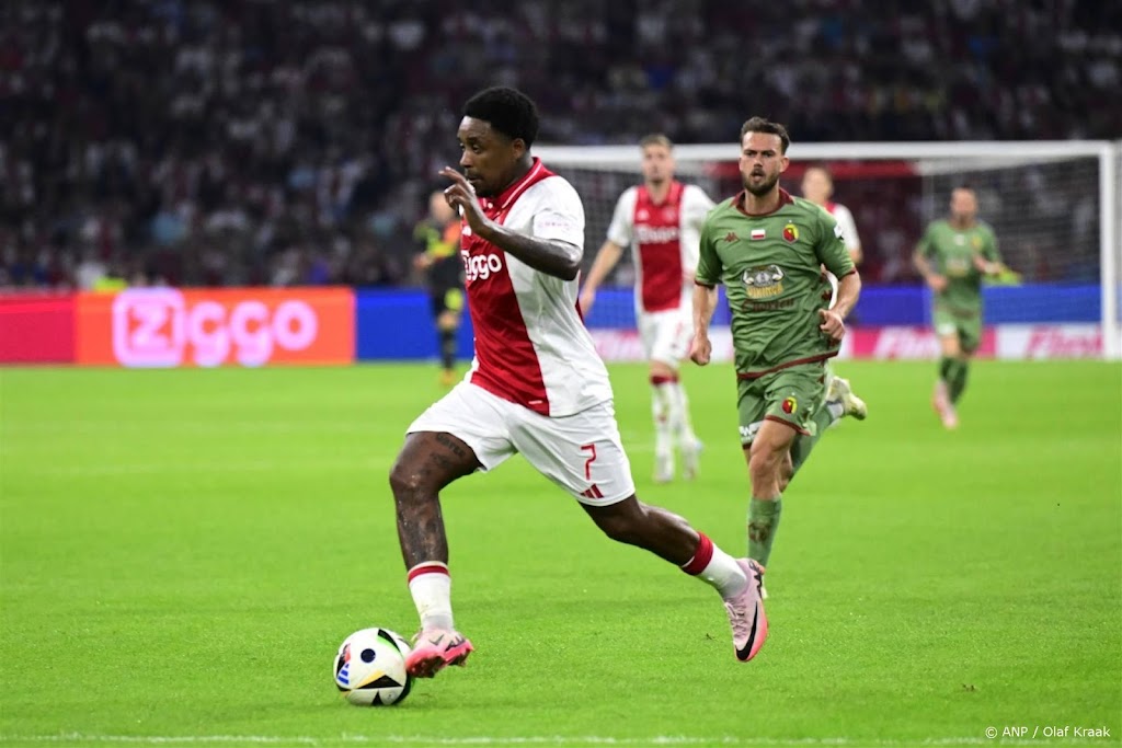 Ajax verkoopt Bergwijn op laatste moment aan Al-Ittihad 