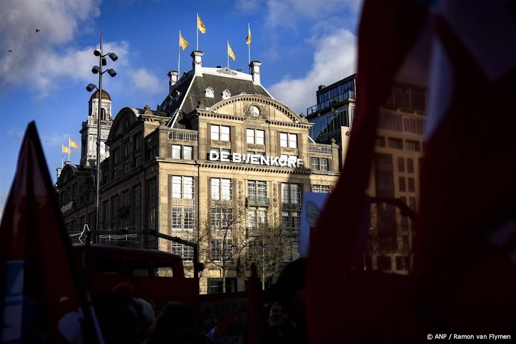 De Bijenkorf blijft last houden van voorzichtige shoppers