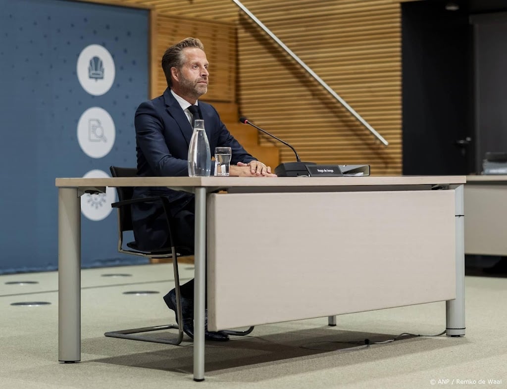 Politiek en OMT zaten soms deels op elkaars stoel, zag De Jonge