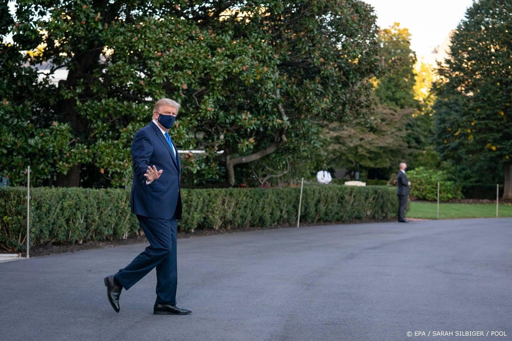 Trump voor vertrek naar ziekenhuis: 'ik maak het goed'
