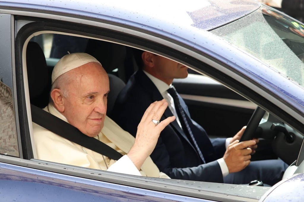 Paus Franciscus sinds lange tijd weer op reis