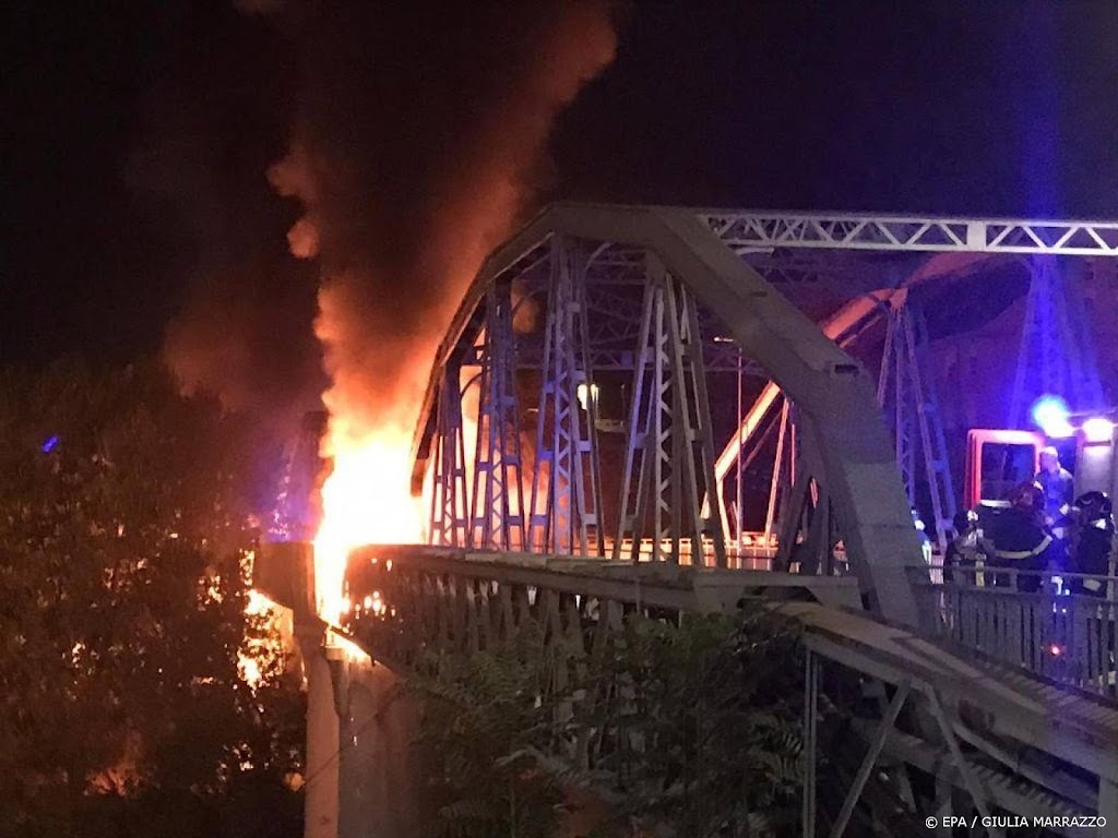 Beroemde 'ijzeren brug' van Rome beschadigd door brand