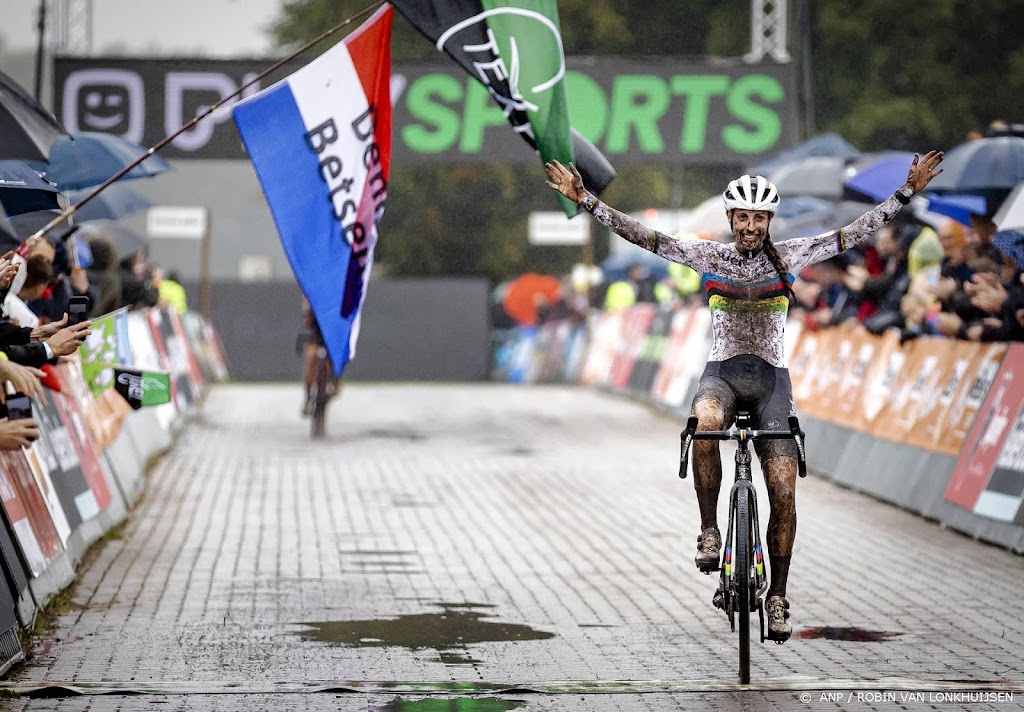 Brand in regenboogtrui naar zege in Superprestige Gieten