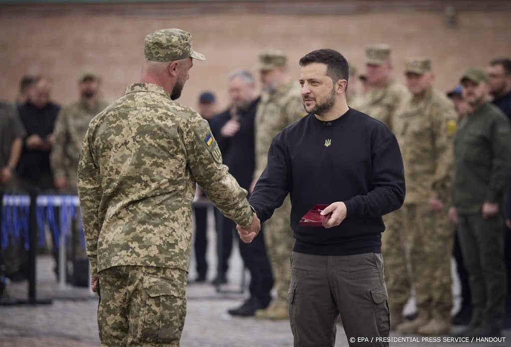 Zelensky bezoekt zwaarbevochten front in Oost-Oekraïne