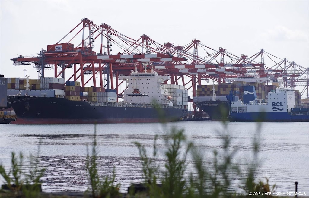 Steeds meer vrachtschepen wachten voor havens VS door staking