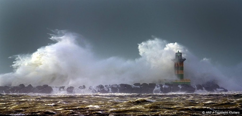 Zuidpier IJmuiden per direct gesloten om stormschade aan wegdek