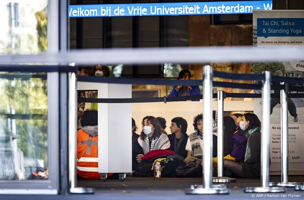 Pro-Palestijnse demonstranten houden sit-in in VU Amsterdam