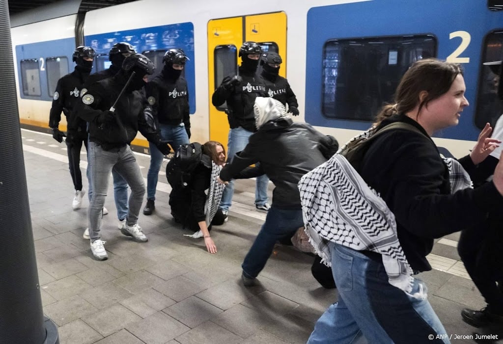Nog één demonstrant vast na blokkeren spoor Den Haag 