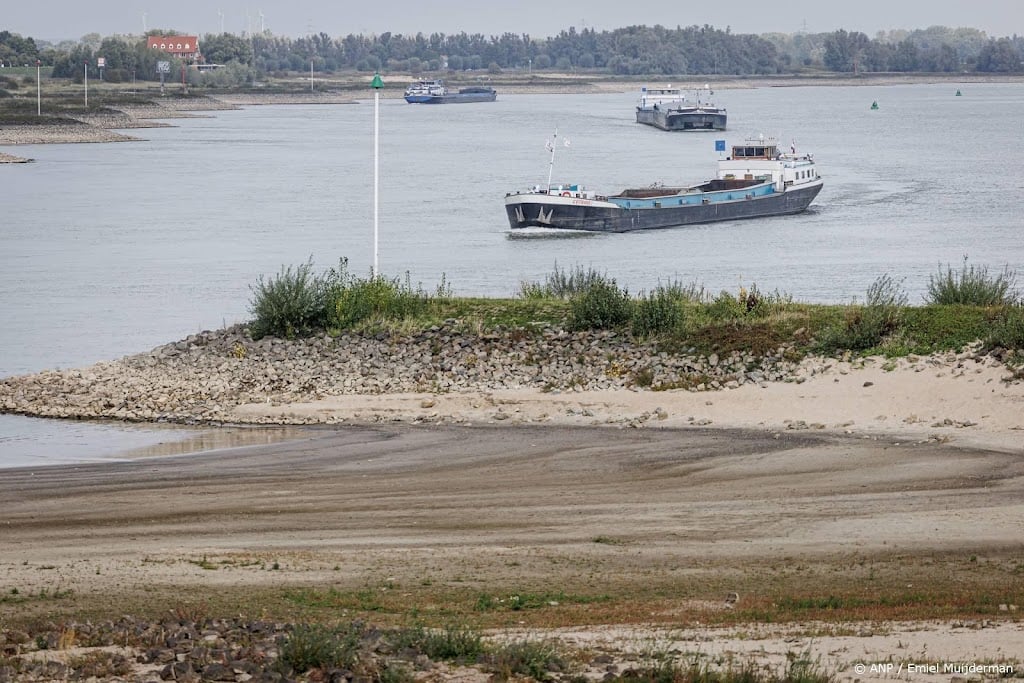 Door laag water Rijn gestrand binnenvaartschip vaart weer