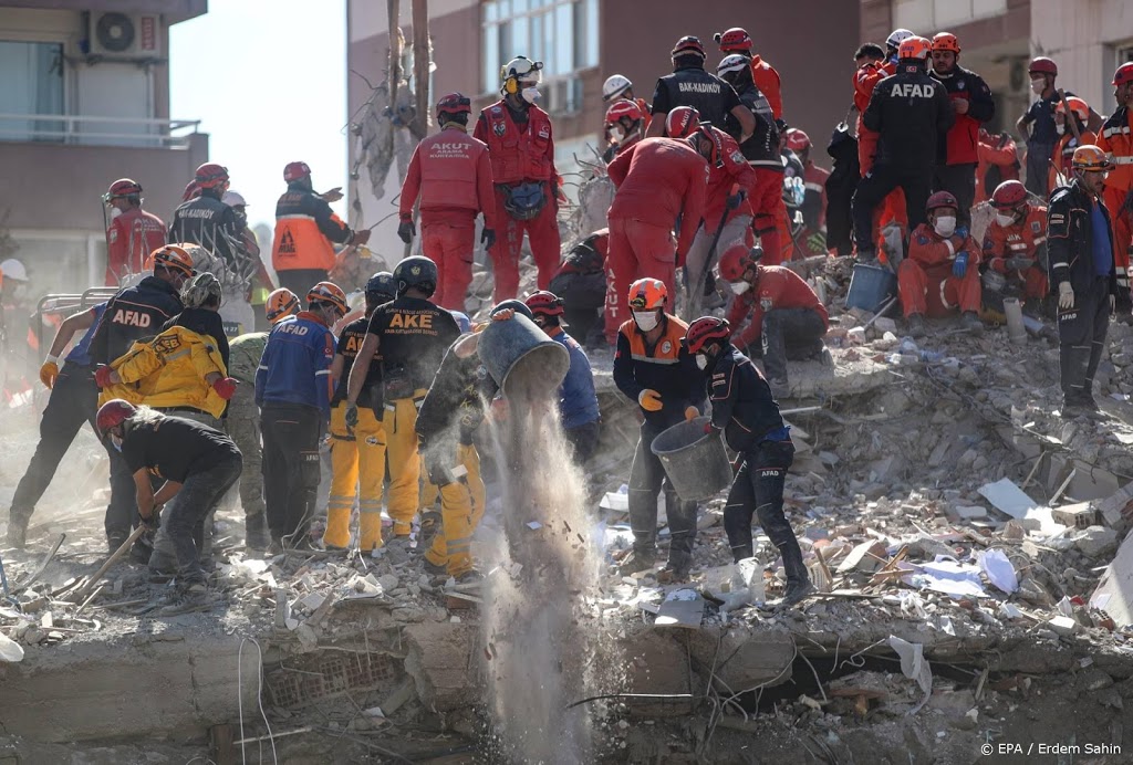 Dodental aardbeving Izmir loopt op naar 98