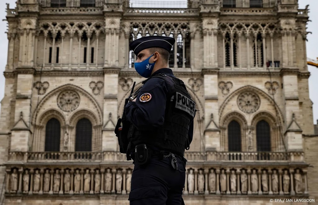 Franse politie arresteert met machete gewapende man in Parijs