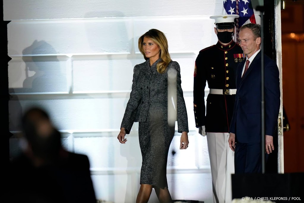 First lady Melania Trump stemt zonder mondkapje